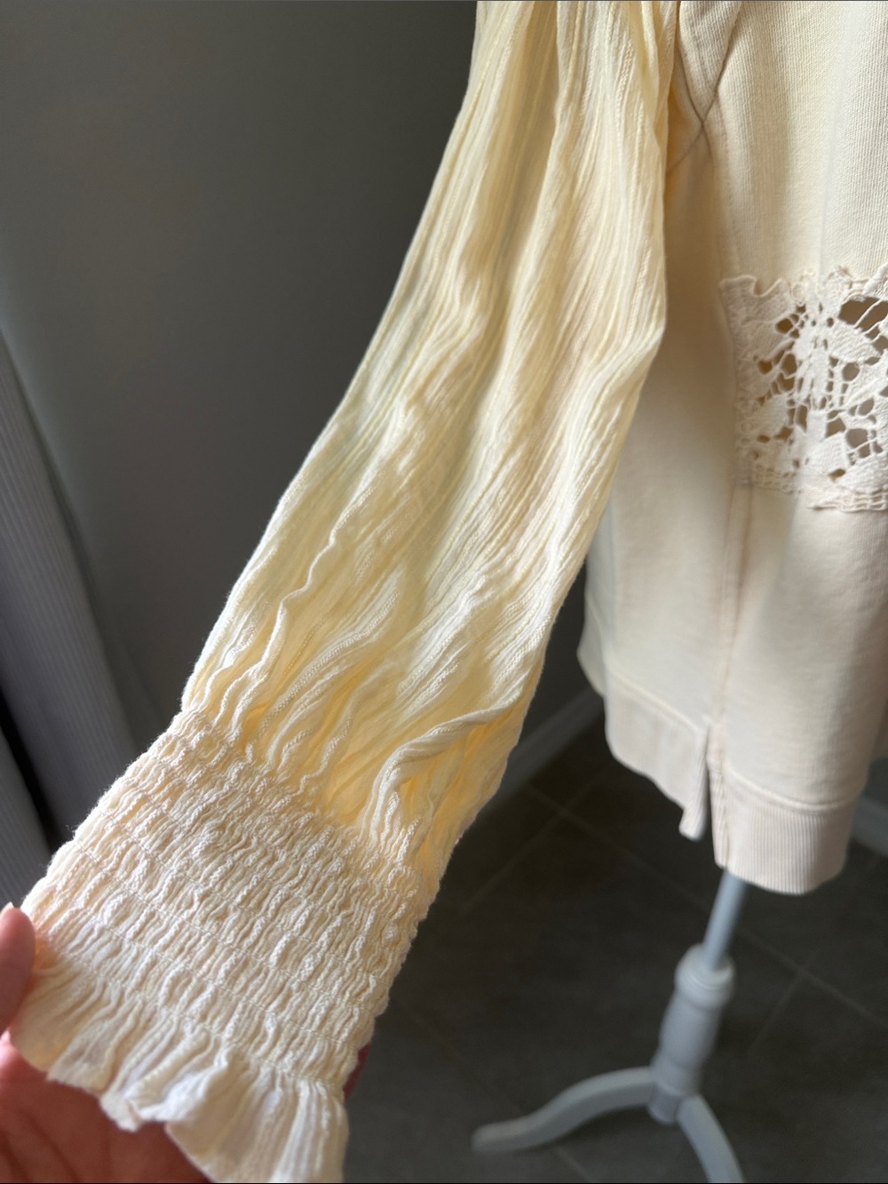 By ANTHROPOLOGIE Floral Cutwork Pullover Cream Top Womens Size Medium - Picture 8 of 15